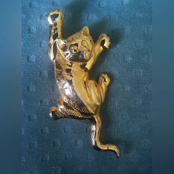 Vintage Goldtone Climbing Kitty Cat Brooch - Picture 1 of 1